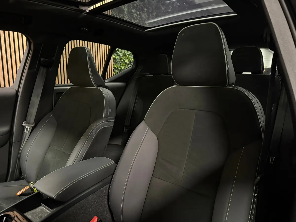 T5 Ultimate Dark | Trekhaak | Schuifdak | Harman Kardon | Parkeercamera | All Season banden | Adaptieve Cruise Control | Pilot Assist | BLIS Dode Hoek Detectie | Bestuurdersstoel elektrisch 