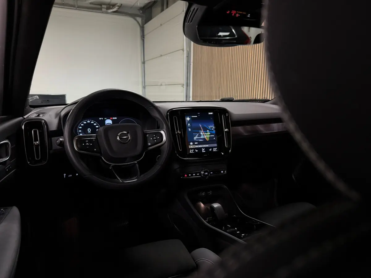 T5 Ultimate Dark | Trekhaak | Schuifdak | Harman Kardon | Parkeercamera | All Season banden | Adaptieve Cruise Control | Pilot Assist | BLIS Dode Hoek Detectie | Bestuurdersstoel elektrisch 
