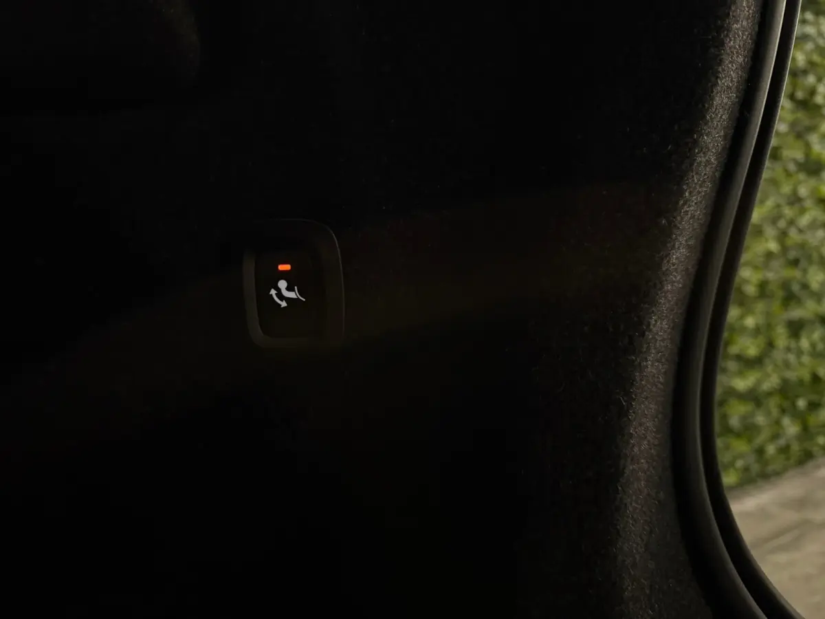 T5 Ultimate Dark | Trekhaak | Schuifdak | Harman Kardon | Parkeercamera | All Season banden | Adaptieve Cruise Control | Pilot Assist | BLIS Dode Hoek Detectie | Bestuurdersstoel elektrisch 