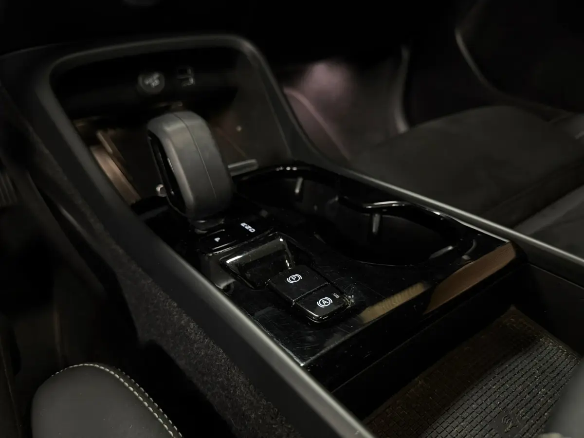 T5 Ultimate Dark | Trekhaak | Schuifdak | Harman Kardon | Parkeercamera | All Season banden | Adaptieve Cruise Control | Pilot Assist | BLIS Dode Hoek Detectie | Bestuurdersstoel elektrisch 