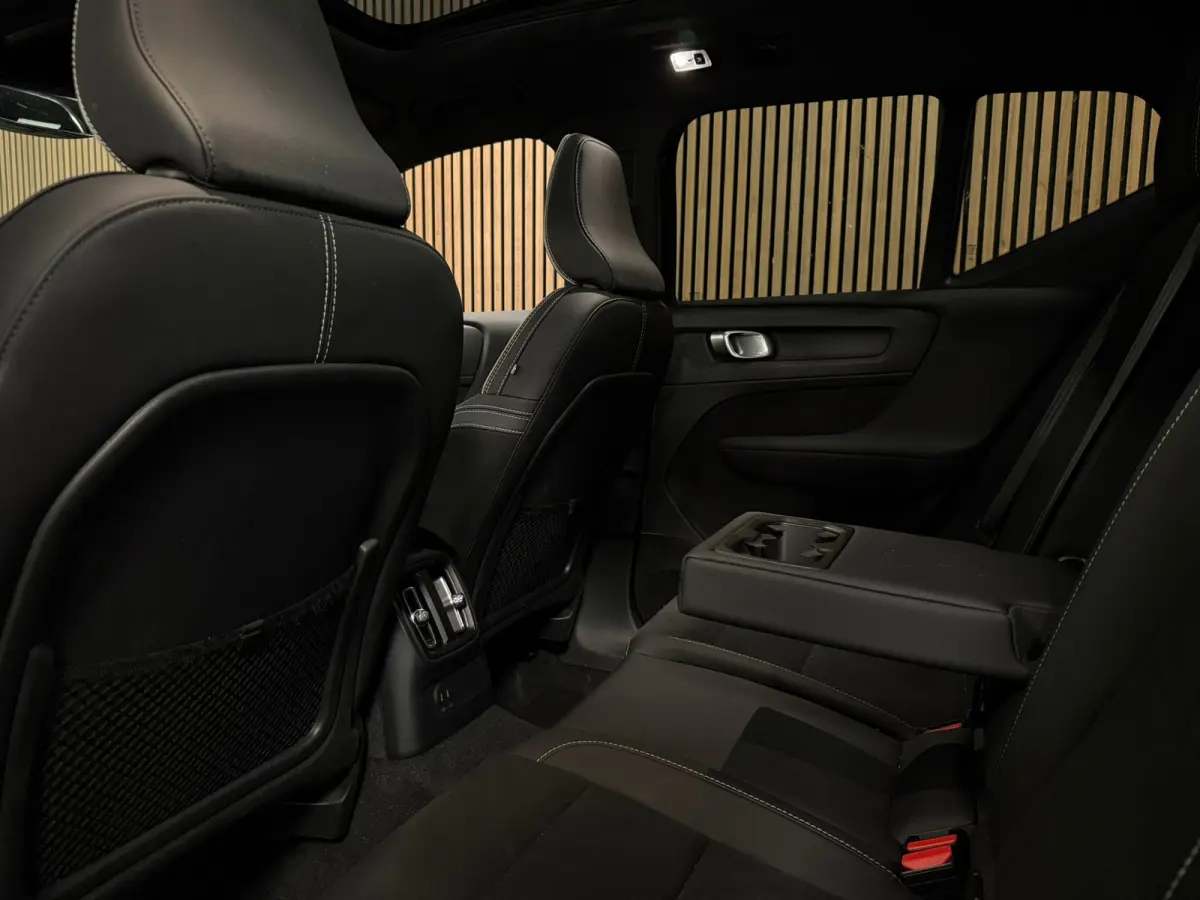 T5 Ultimate Dark | Trekhaak | Schuifdak | Harman Kardon | Parkeercamera | All Season banden | Adaptieve Cruise Control | Pilot Assist | BLIS Dode Hoek Detectie | Bestuurdersstoel elektrisch 