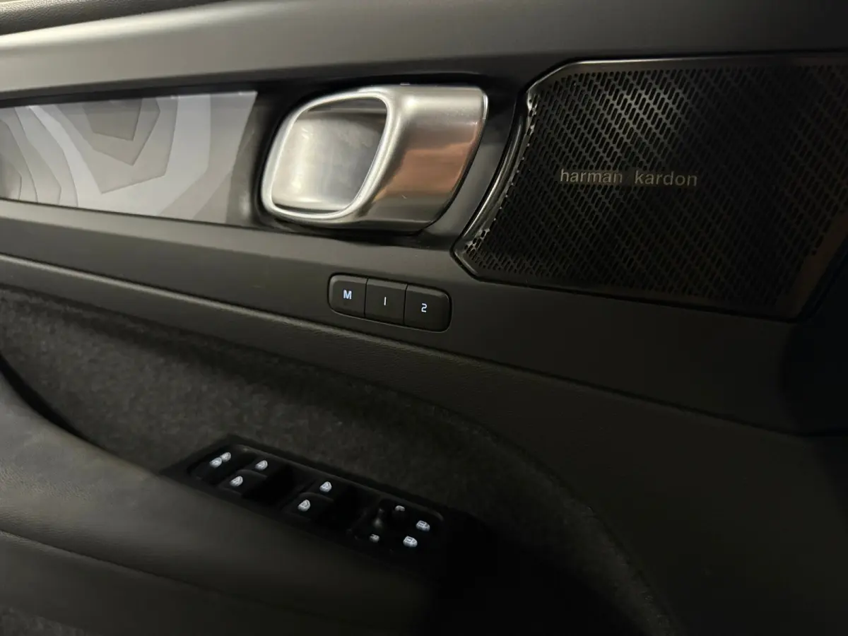 T5 Ultimate Dark | Trekhaak | Schuifdak | Harman Kardon | Parkeercamera | All Season banden | Adaptieve Cruise Control | Pilot Assist | BLIS Dode Hoek Detectie | Bestuurdersstoel elektrisch 