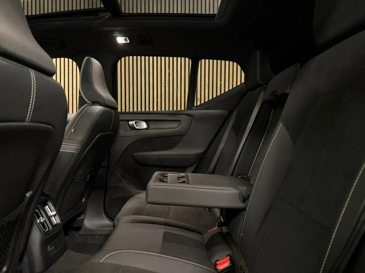 T5 Ultimate Dark | Trekhaak | Schuifdak | Harman Kardon | Parkeercamera | All Season banden | Adaptieve Cruise Control | Pilot Assist | BLIS Dode Hoek Detectie | Bestuurdersstoel elektrisch 
