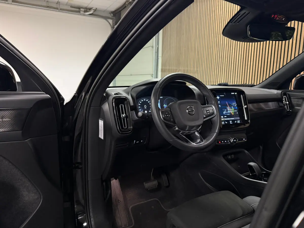 T5 Ultimate Dark | Trekhaak | Schuifdak | Harman Kardon | Parkeercamera | All Season banden | Adaptieve Cruise Control | Pilot Assist | BLIS Dode Hoek Detectie | Bestuurdersstoel elektrisch 