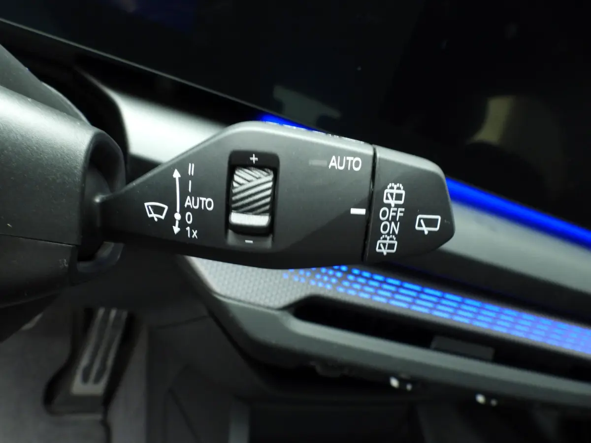 5-deurs 120 | M-Sportpakket | LED | HUD | Active cruise | Panoramadak | Sportstoelen | Stoelverwarming | DAB | Harman-kardon sound | Alu 19 inch