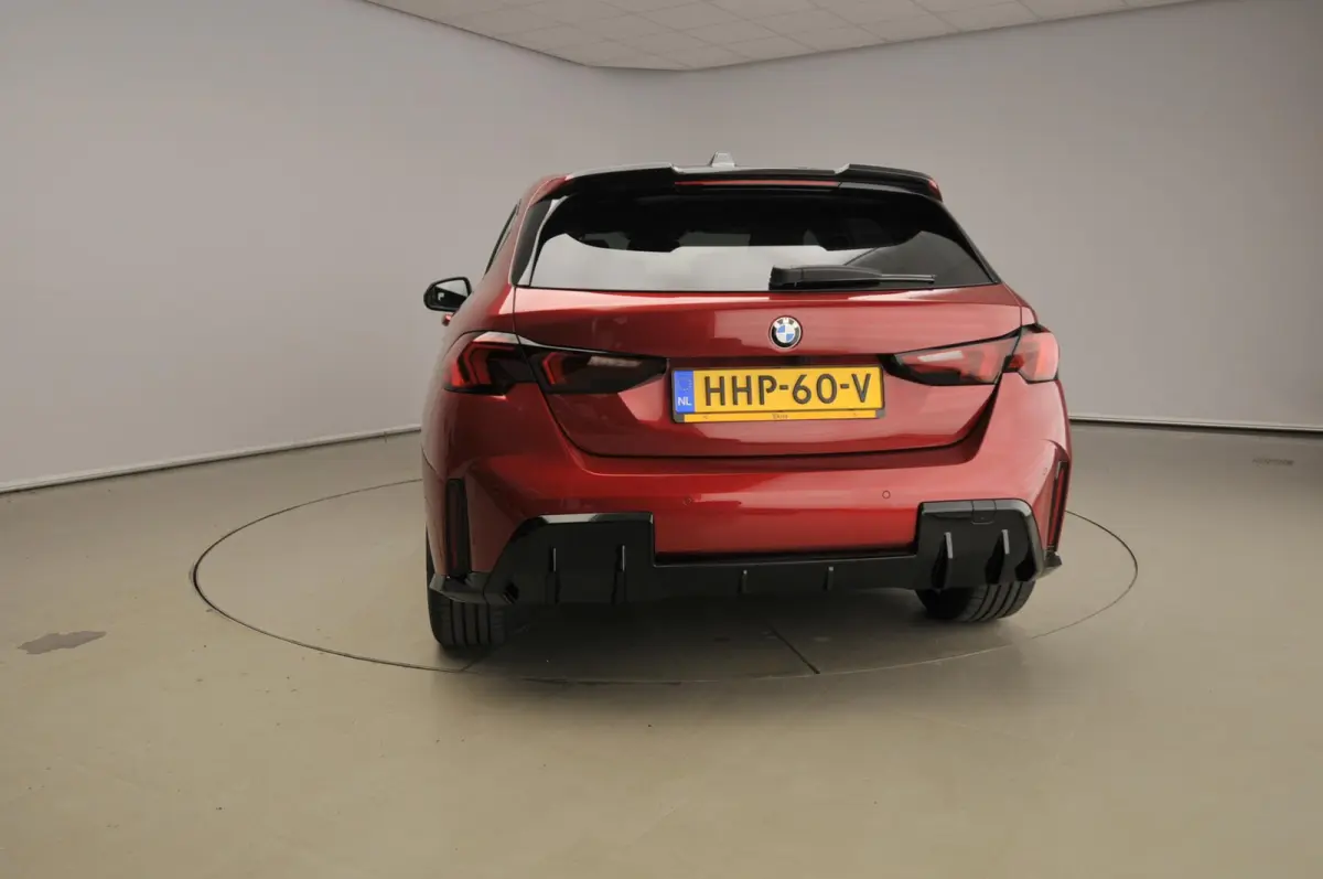 5-deurs 120 | M-Sportpakket | LED | HUD | Active cruise | Panoramadak | Sportstoelen | Stoelverwarming | DAB | Harman-kardon sound | Alu 19 inch