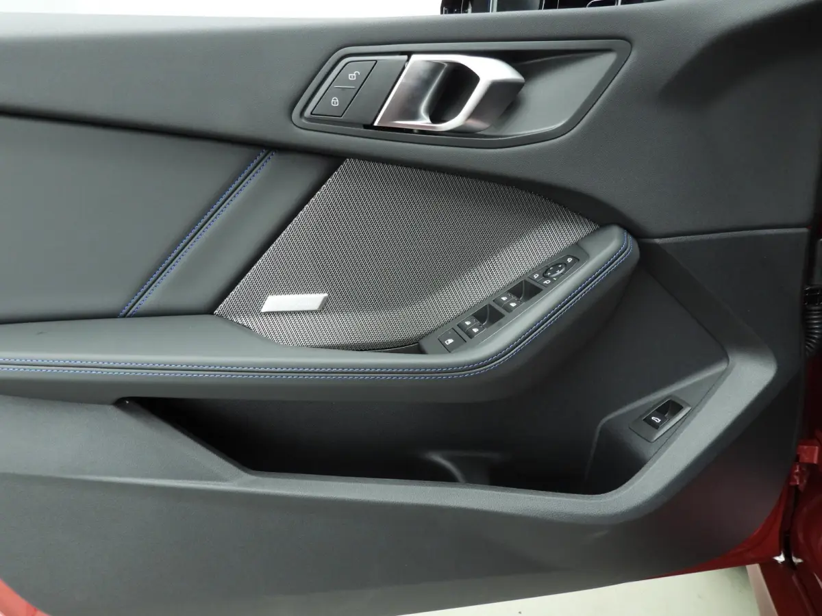 5-deurs 120 | M-Sportpakket | LED | HUD | Active cruise | Panoramadak | Sportstoelen | Stoelverwarming | DAB | Harman-kardon sound | Alu 19 inch