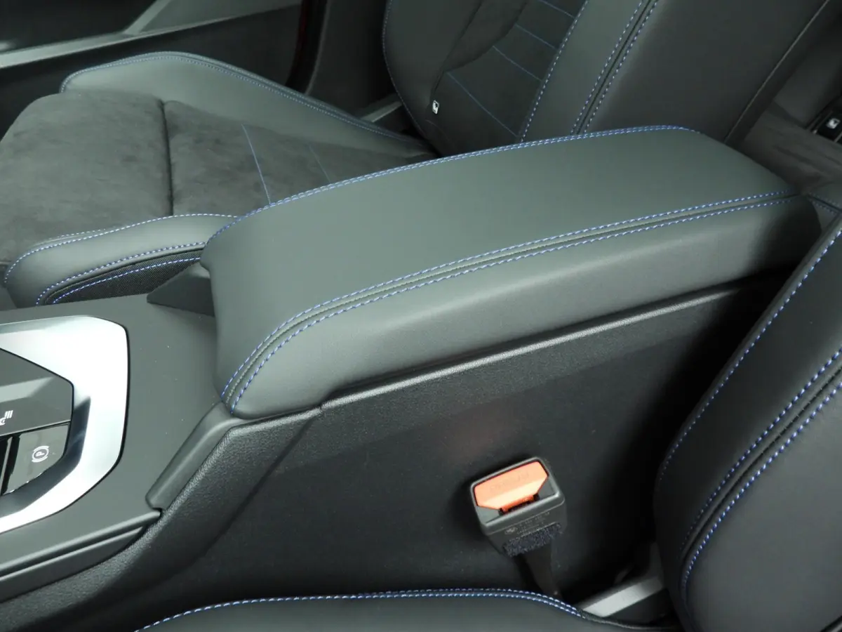 5-deurs 120 | M-Sportpakket | LED | HUD | Active cruise | Panoramadak | Sportstoelen | Stoelverwarming | DAB | Harman-kardon sound | Alu 19 inch