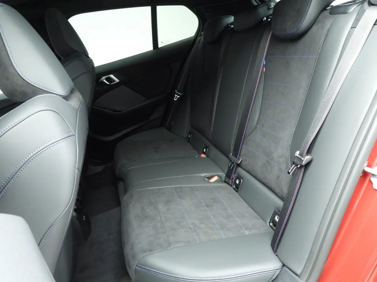 5-deurs 120 | M-Sportpakket | LED | HUD | Active cruise | Panoramadak | Sportstoelen | Stoelverwarming | DAB | Harman-kardon sound | Alu 19 inch