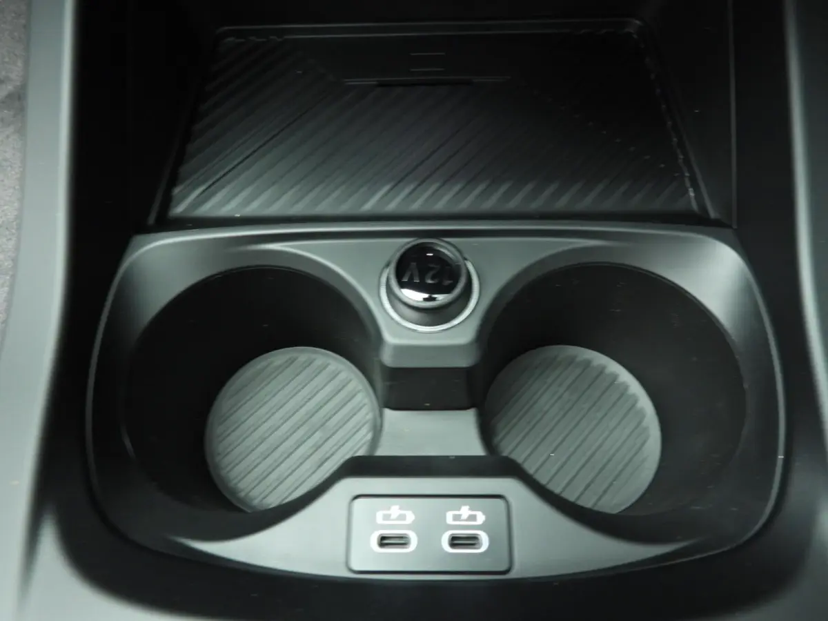 5-deurs 120 | M-Sportpakket | LED | HUD | Active cruise | Panoramadak | Sportstoelen | Stoelverwarming | DAB | Harman-kardon sound | Alu 19 inch