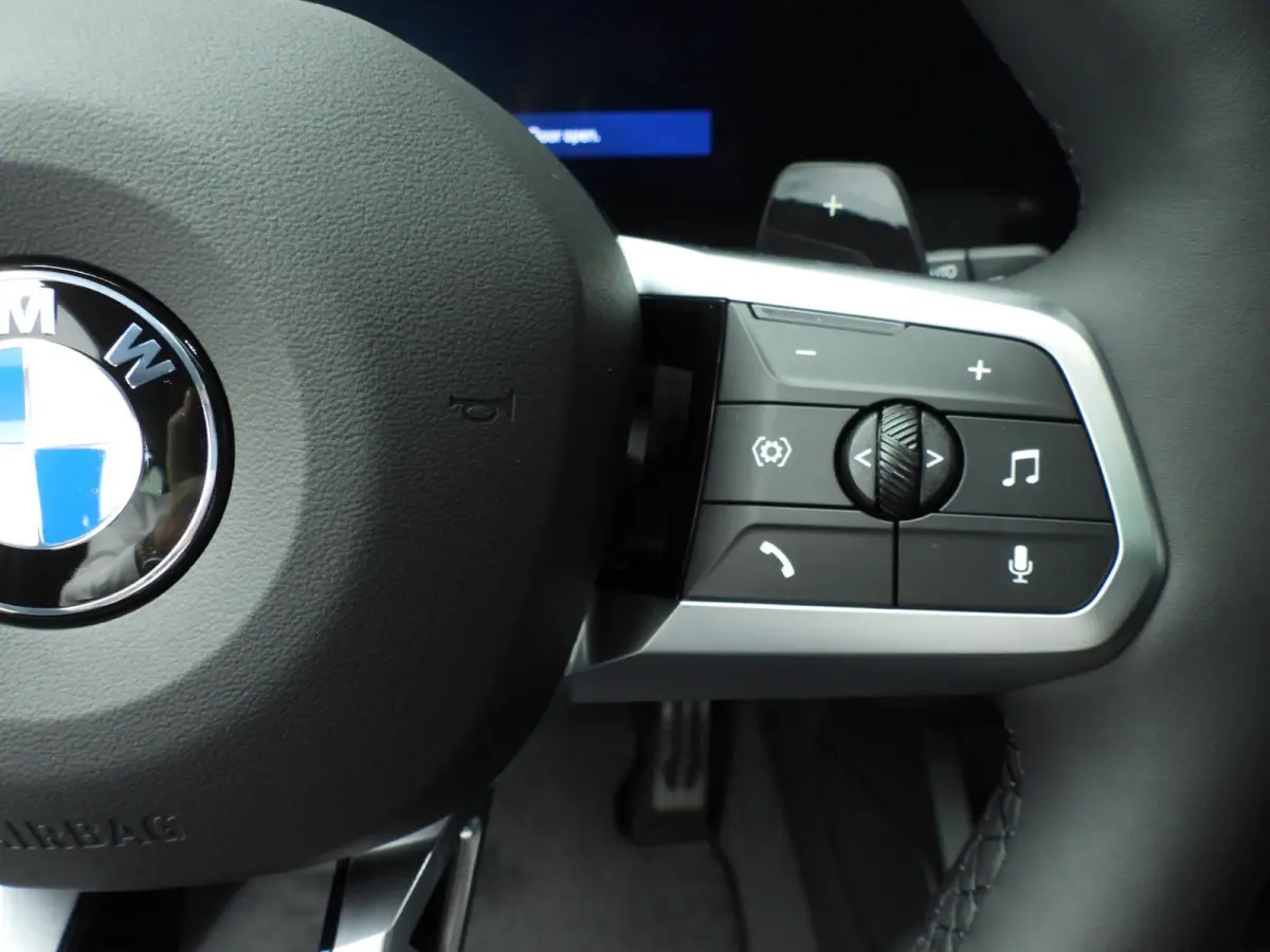 5-deurs 120 | M-Sportpakket | LED | HUD | Active cruise | Panoramadak | Sportstoelen | Stoelverwarming | DAB | Harman-kardon sound | Alu 19 inch