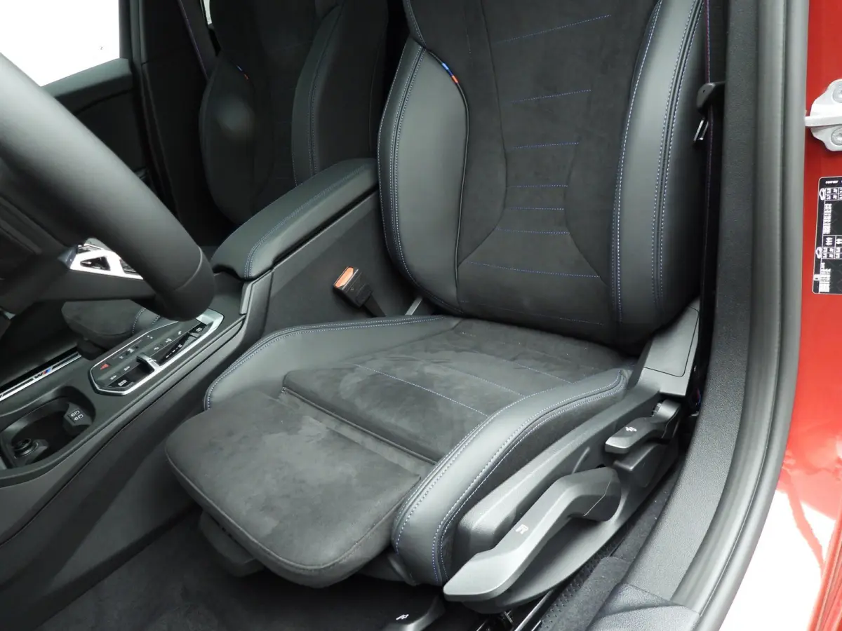 5-deurs 120 | M-Sportpakket | LED | HUD | Active cruise | Panoramadak | Sportstoelen | Stoelverwarming | DAB | Harman-kardon sound | Alu 19 inch