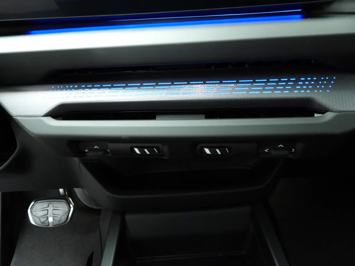 5-deurs 120 | M-Sportpakket | LED | HUD | Active cruise | Panoramadak | Sportstoelen | Stoelverwarming | DAB | Harman-kardon sound | Alu 19 inch