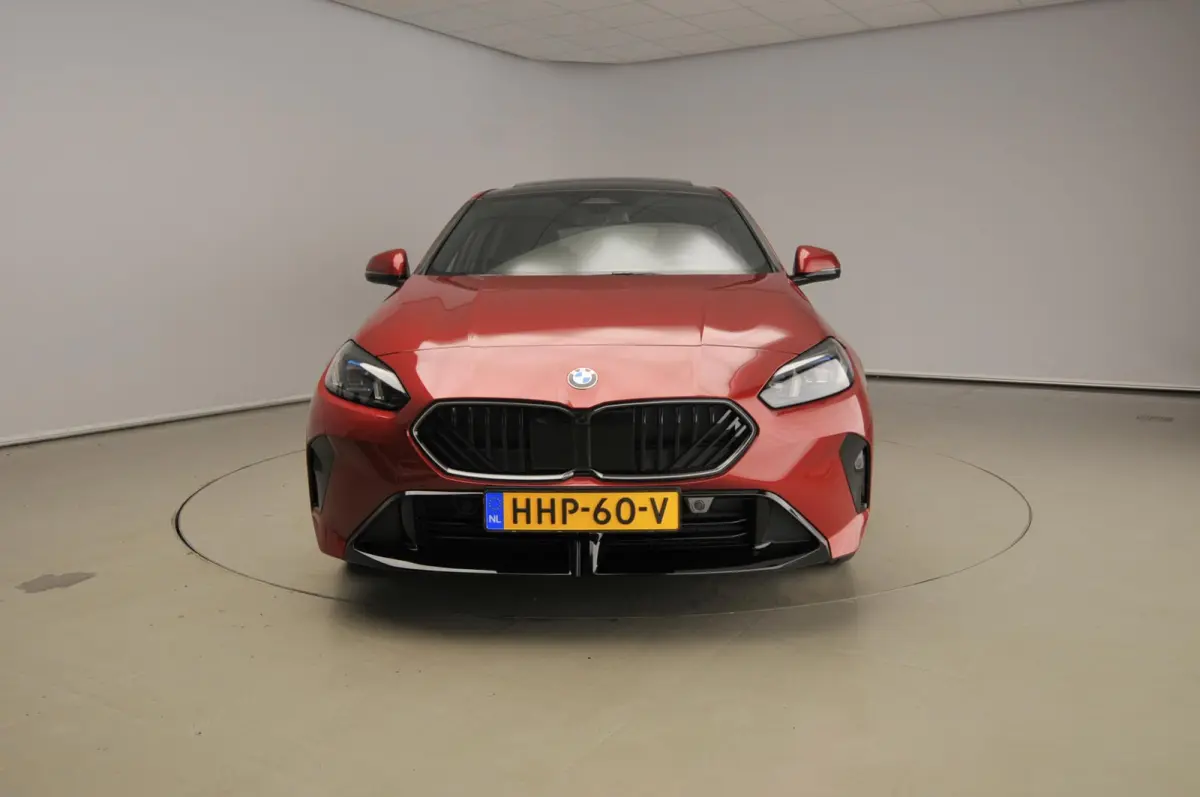 5-deurs 120 | M-Sportpakket | LED | HUD | Active cruise | Panoramadak | Sportstoelen | Stoelverwarming | DAB | Harman-kardon sound | Alu 19 inch