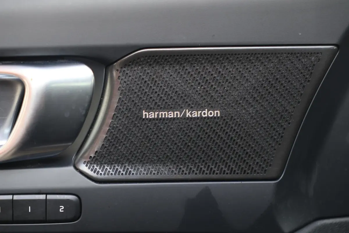 T4 Ultimate Dark | Stoelverwarming | Trekhaak | Parkeercamera | H/K | Pilot Assist | 20 Inch | BLIS | Keyless | Glossy Black