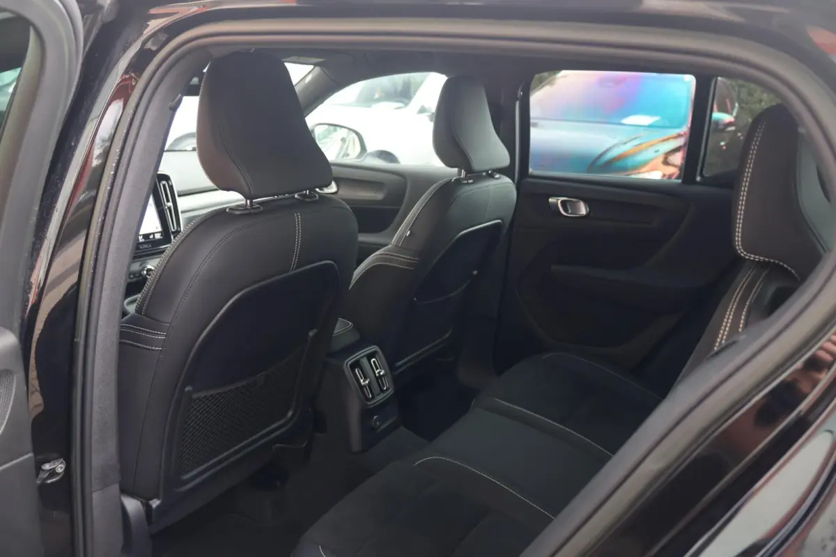 T4 Ultimate Dark | Stoelverwarming | Trekhaak | Parkeercamera | H/K | Pilot Assist | 20 Inch | BLIS | Keyless | Glossy Black