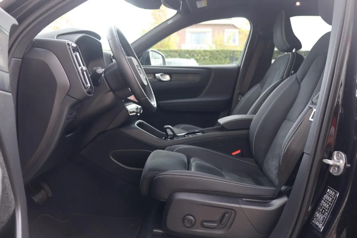 T4 Ultimate Dark | Stoelverwarming | Trekhaak | Parkeercamera | H/K | Pilot Assist | 20 Inch | BLIS | Keyless | Glossy Black