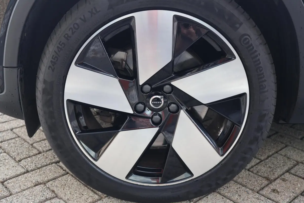 T4 Ultimate Dark | Stoelverwarming | Trekhaak | Parkeercamera | H/K | Pilot Assist | 20 Inch | BLIS | Keyless | Glossy Black
