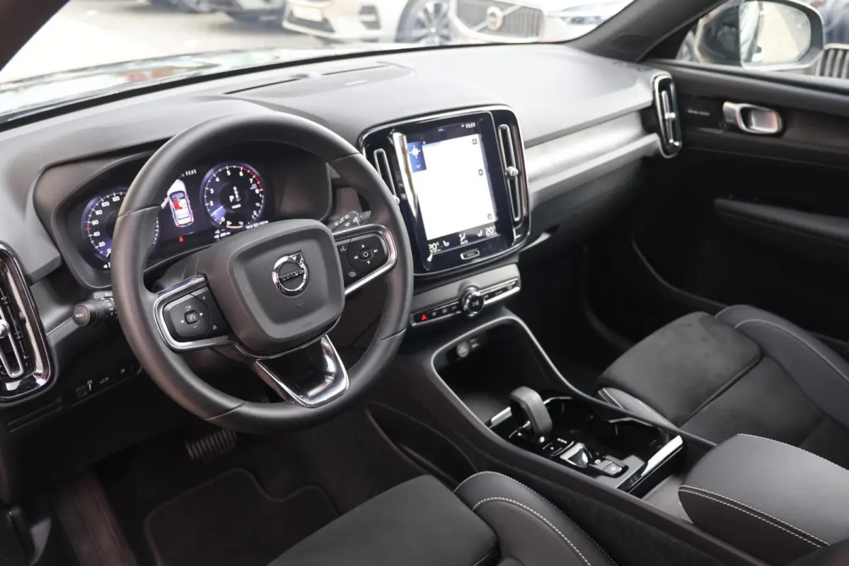 T4 Ultimate Dark | Stoelverwarming | Trekhaak | Parkeercamera | H/K | Pilot Assist | 20 Inch | BLIS | Keyless | Glossy Black