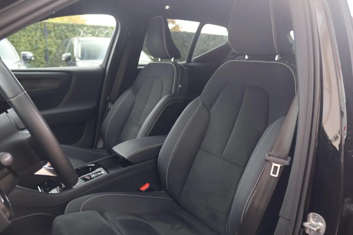 T4 Ultimate Dark | Stoelverwarming | Trekhaak | Parkeercamera | H/K | Pilot Assist | 20 Inch | BLIS | Keyless | Glossy Black