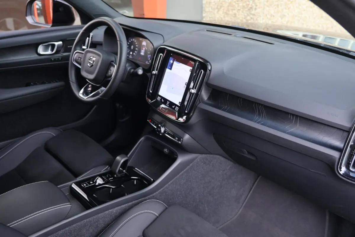 T4 Ultimate Dark | Stoelverwarming | Trekhaak | Parkeercamera | H/K | Pilot Assist | 20 Inch | BLIS | Keyless | Glossy Black
