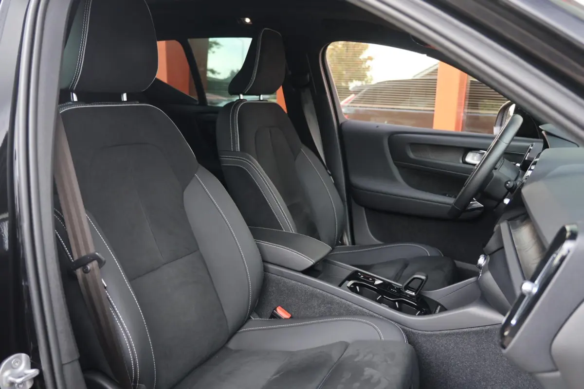 T4 Ultimate Dark | Stoelverwarming | Trekhaak | Parkeercamera | H/K | Pilot Assist | 20 Inch | BLIS | Keyless | Glossy Black