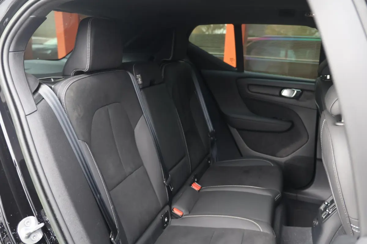 T4 Ultimate Dark | Stoelverwarming | Trekhaak | Parkeercamera | H/K | Pilot Assist | 20 Inch | BLIS | Keyless | Glossy Black