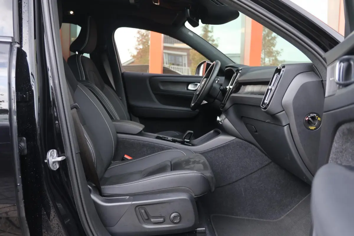 T4 Ultimate Dark | Stoelverwarming | Trekhaak | Parkeercamera | H/K | Pilot Assist | 20 Inch | BLIS | Keyless | Glossy Black