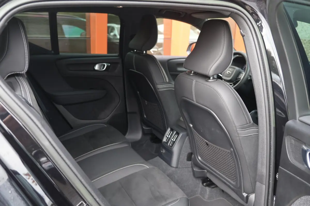 T4 Ultimate Dark | Stoelverwarming | Trekhaak | Parkeercamera | H/K | Pilot Assist | 20 Inch | BLIS | Keyless | Glossy Black