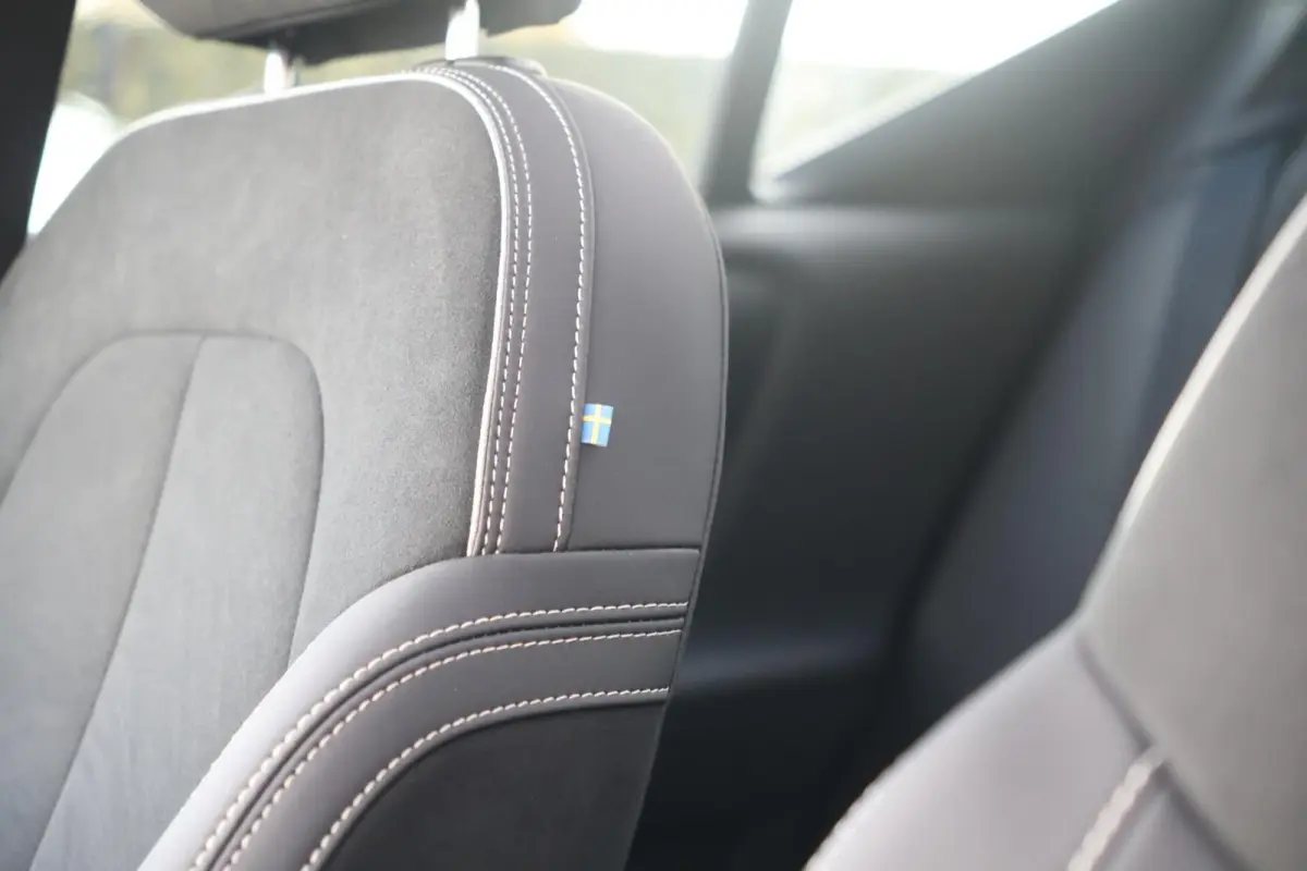 T4 Ultimate Dark | Stoelverwarming | Trekhaak | Parkeercamera | H/K | Pilot Assist | 20 Inch | BLIS | Keyless | Glossy Black