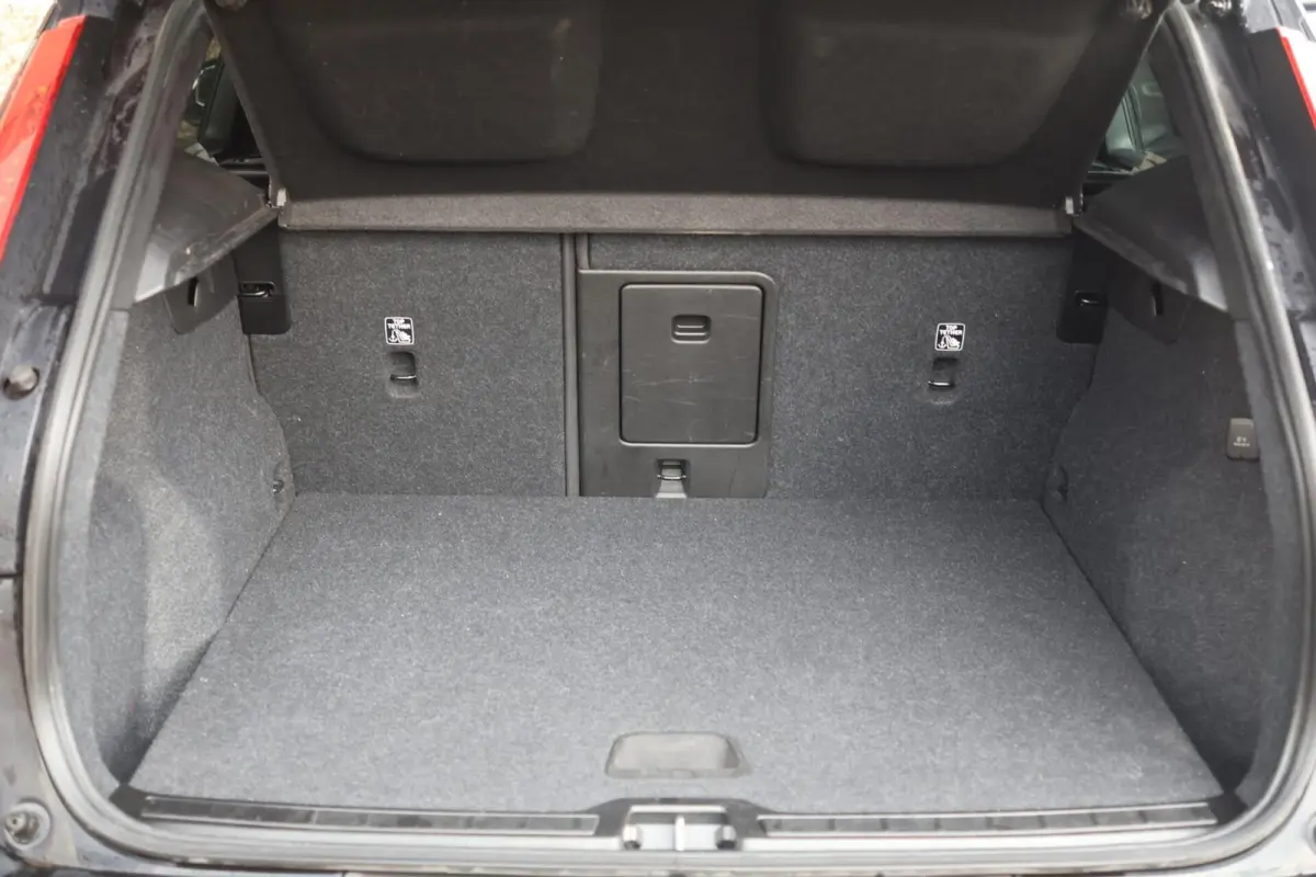 T4 Ultimate Dark | Stoelverwarming | Trekhaak | Parkeercamera | H/K | Pilot Assist | 20 Inch | BLIS | Keyless | Glossy Black