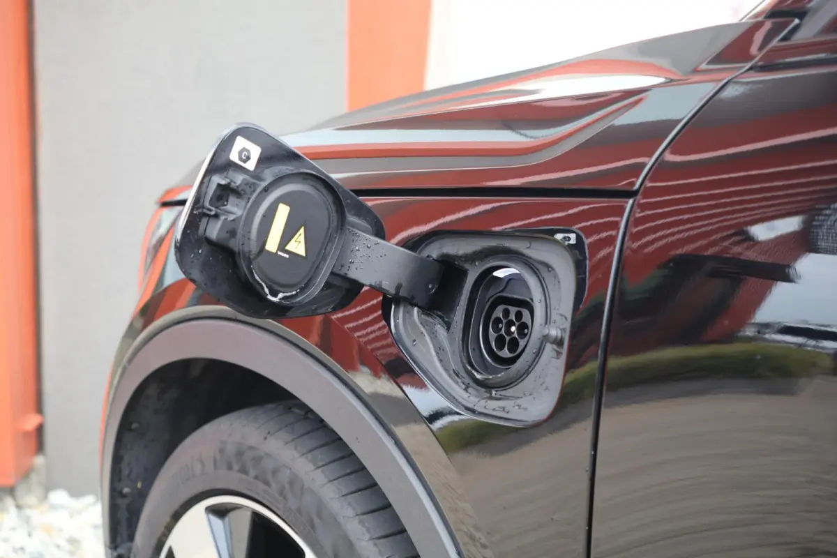 T4 Ultimate Dark | Stoelverwarming | Trekhaak | Parkeercamera | H/K | Pilot Assist | 20 Inch | BLIS | Keyless | Glossy Black