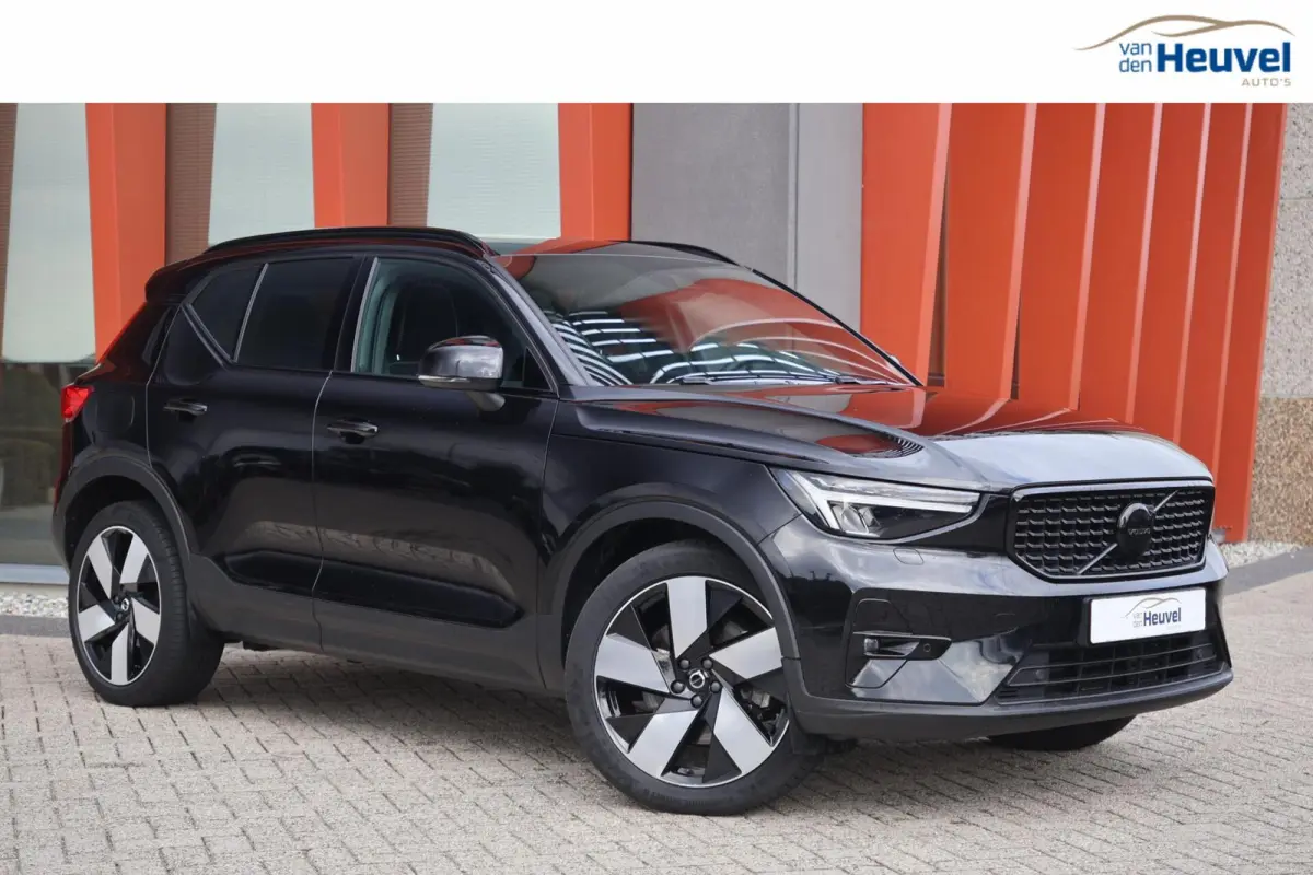 T4 Ultimate Dark | Stoelverwarming | Trekhaak | Parkeercamera | H/K | Pilot Assist | 20 Inch | BLIS | Keyless | Glossy Black