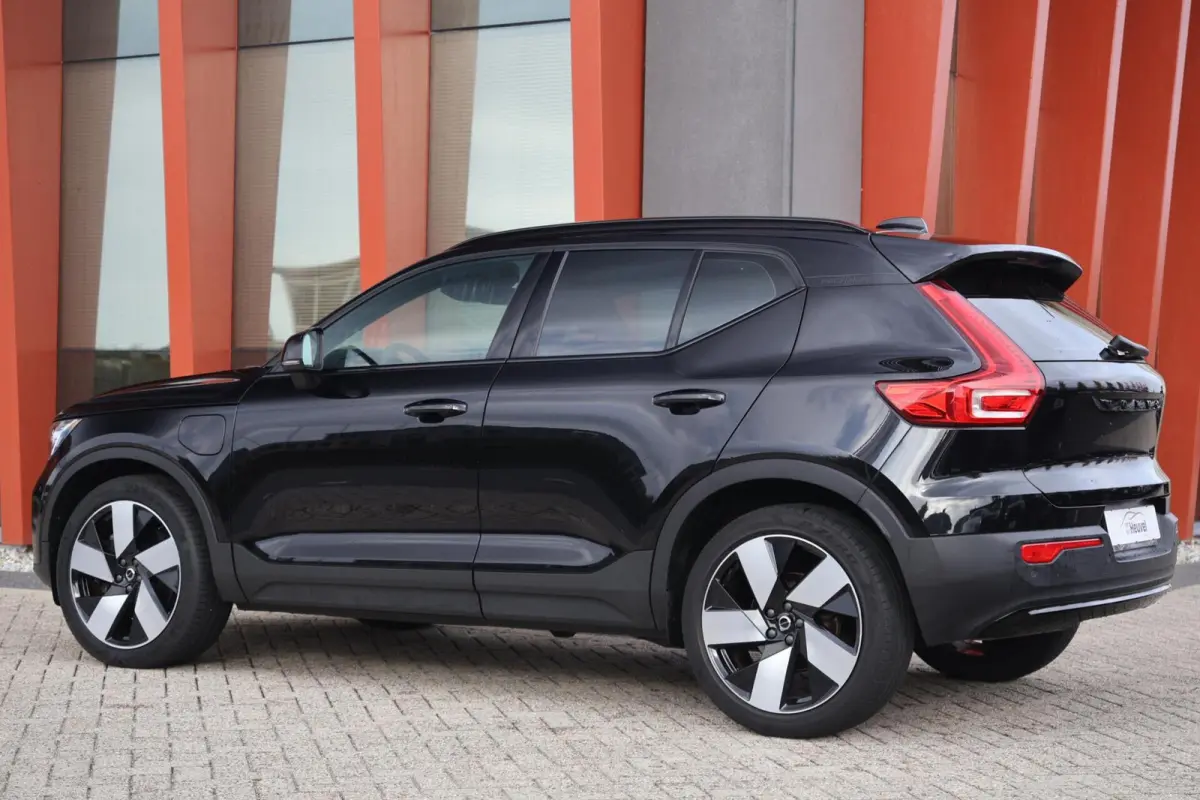 T4 Ultimate Dark | Stoelverwarming | Trekhaak | Parkeercamera | H/K | Pilot Assist | 20 Inch | BLIS | Keyless | Glossy Black