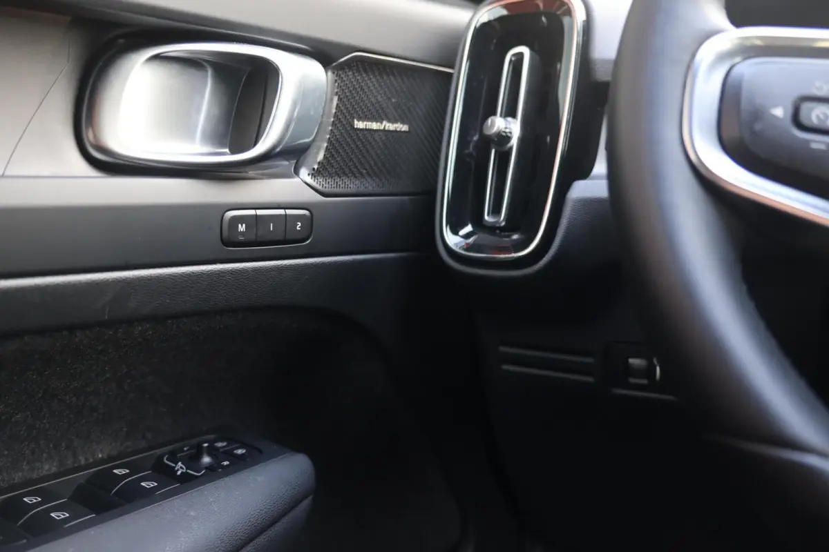 T4 Ultimate Dark | Stoelverwarming | Trekhaak | Parkeercamera | H/K | Pilot Assist | 20 Inch | BLIS | Keyless | Glossy Black