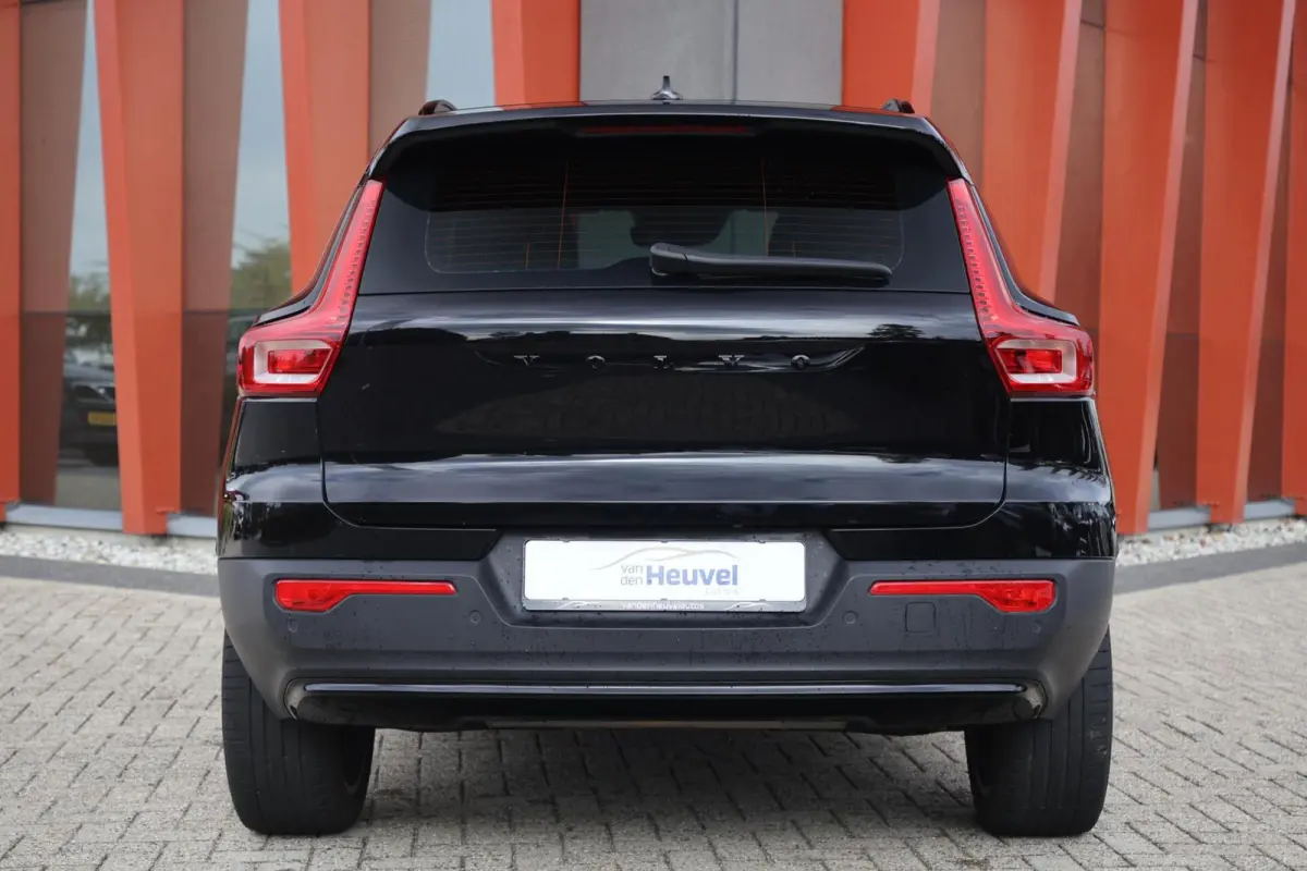 T4 Ultimate Dark | Stoelverwarming | Trekhaak | Parkeercamera | H/K | Pilot Assist | 20 Inch | BLIS | Keyless | Glossy Black