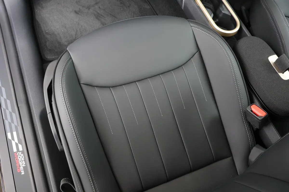 SE John Cooper Works M 54.2 kWh | Panorama Dak | Keyless Entry | Kunstleder Bekleding | Premium Sportstoelen | Sportstuur