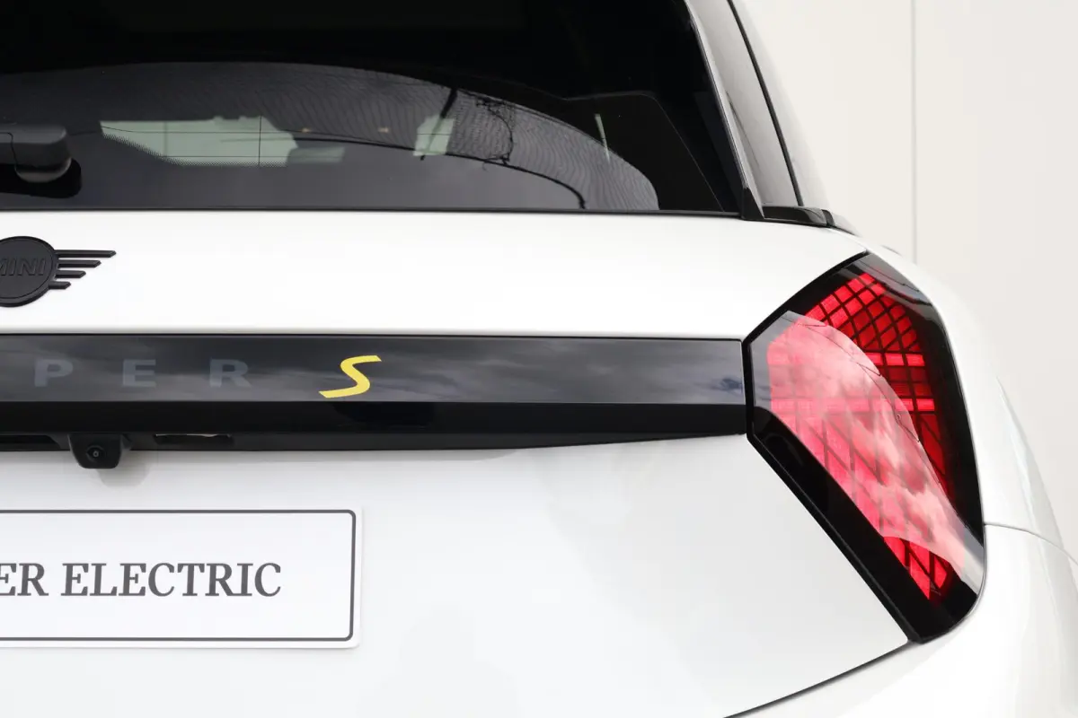 SE John Cooper Works M 54.2 kWh | Panorama Dak | Keyless Entry | Kunstleder Bekleding | Premium Sportstoelen | Sportstuur