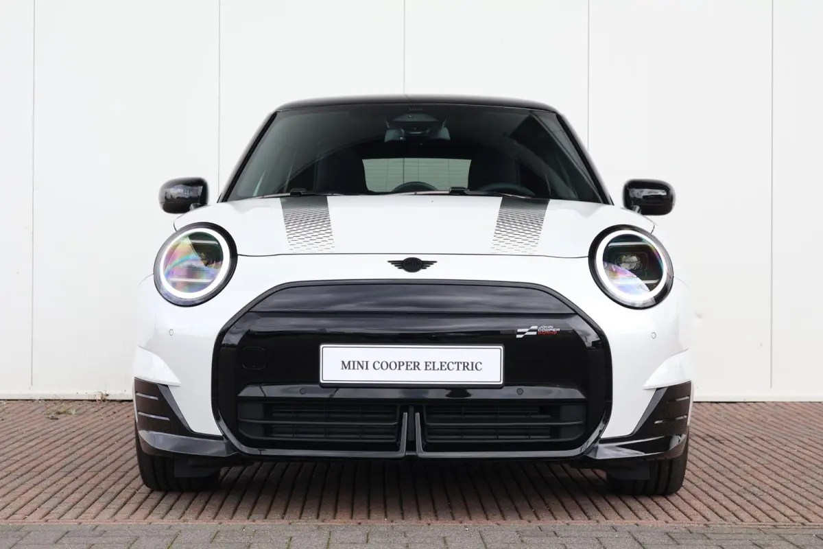 SE John Cooper Works M 54.2 kWh | Panorama Dak | Keyless Entry | Kunstleder Bekleding | Premium Sportstoelen | Sportstuur