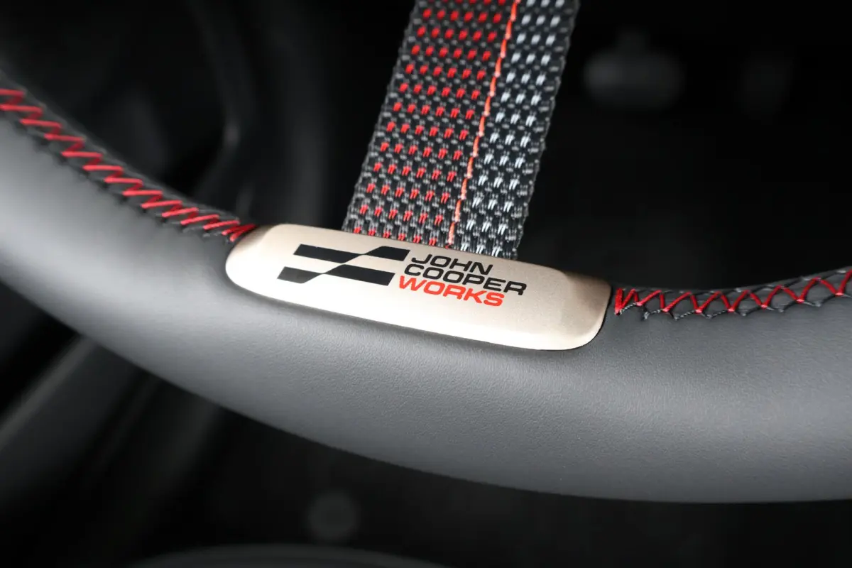 SE John Cooper Works M 54.2 kWh | Panorama Dak | Keyless Entry | Kunstleder Bekleding | Premium Sportstoelen | Sportstuur
