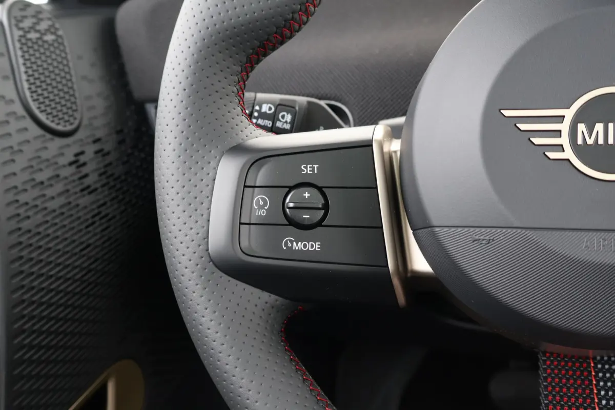SE John Cooper Works M 54.2 kWh | Panorama Dak | Keyless Entry | Kunstleder Bekleding | Premium Sportstoelen | Sportstuur