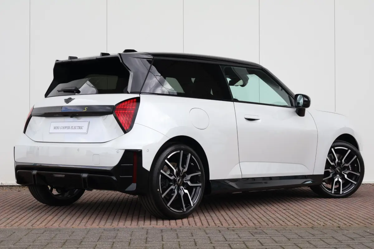 SE John Cooper Works M 54.2 kWh | Panorama Dak | Keyless Entry | Kunstleder Bekleding | Premium Sportstoelen | Sportstuur