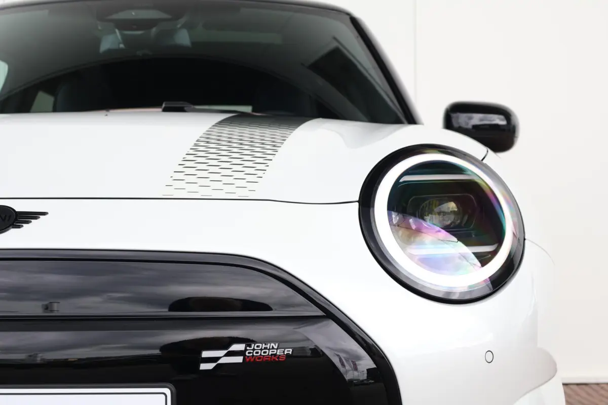 SE John Cooper Works M 54.2 kWh | Panorama Dak | Keyless Entry | Kunstleder Bekleding | Premium Sportstoelen | Sportstuur