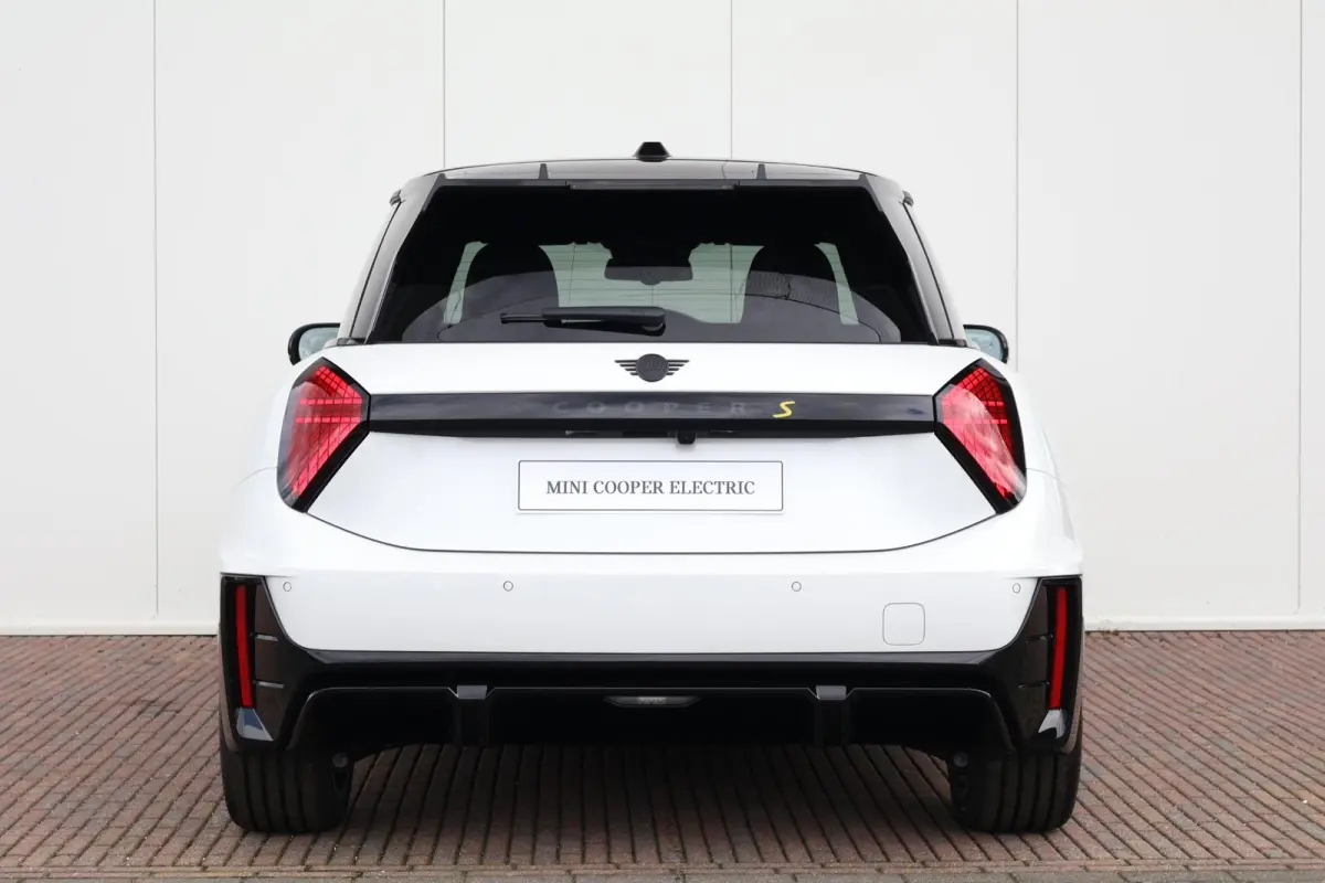 SE John Cooper Works M 54.2 kWh | Panorama Dak | Keyless Entry | Kunstleder Bekleding | Premium Sportstoelen | Sportstuur