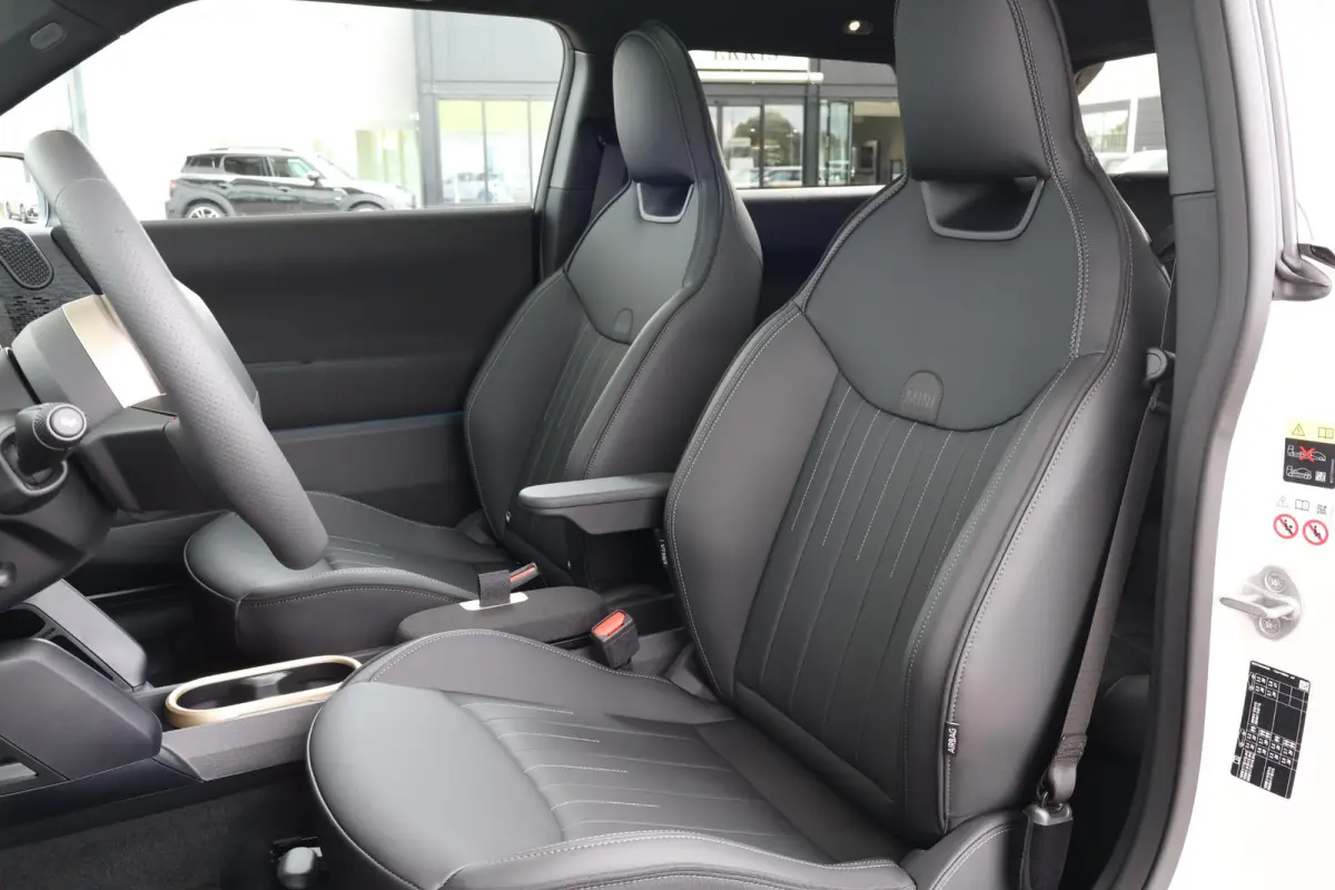 SE John Cooper Works M 54.2 kWh | Panorama Dak | Keyless Entry | Kunstleder Bekleding | Premium Sportstoelen | Sportstuur