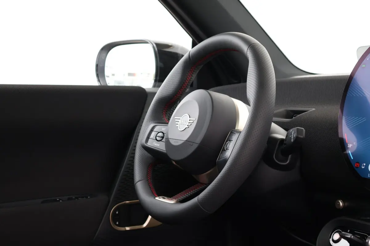 SE John Cooper Works M 54.2 kWh | Panorama Dak | Keyless Entry | Kunstleder Bekleding | Premium Sportstoelen | Sportstuur