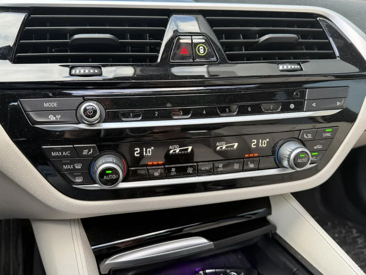 530e High Executive M-Sport 18"/Panoramadak/Leder + memory/Stoelverwarming/Dodehoek/Keyless/Elektrische klep/Apple Carplay & Android Auto