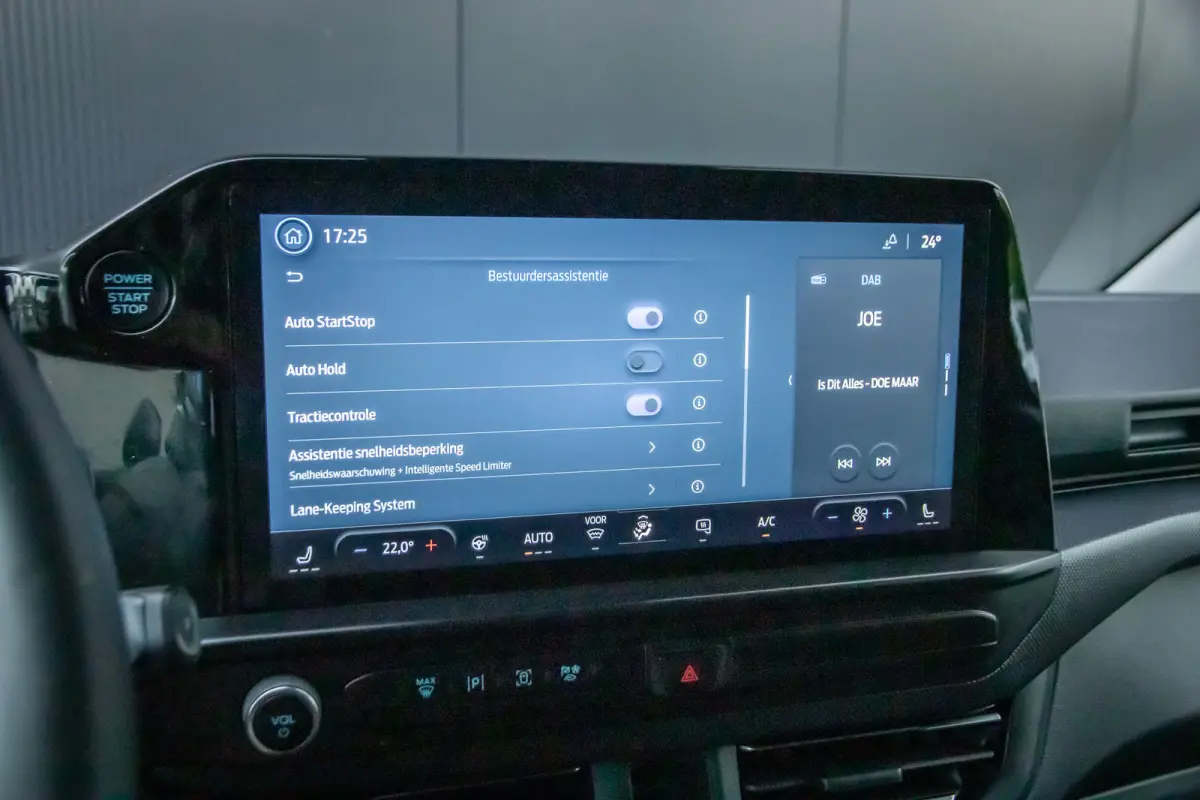 320 2.0 TDCI L2H1 Limited Dealer onderhouden | Achteruitrijcamera | Apple Carplay en Android auto | Treeplanken |