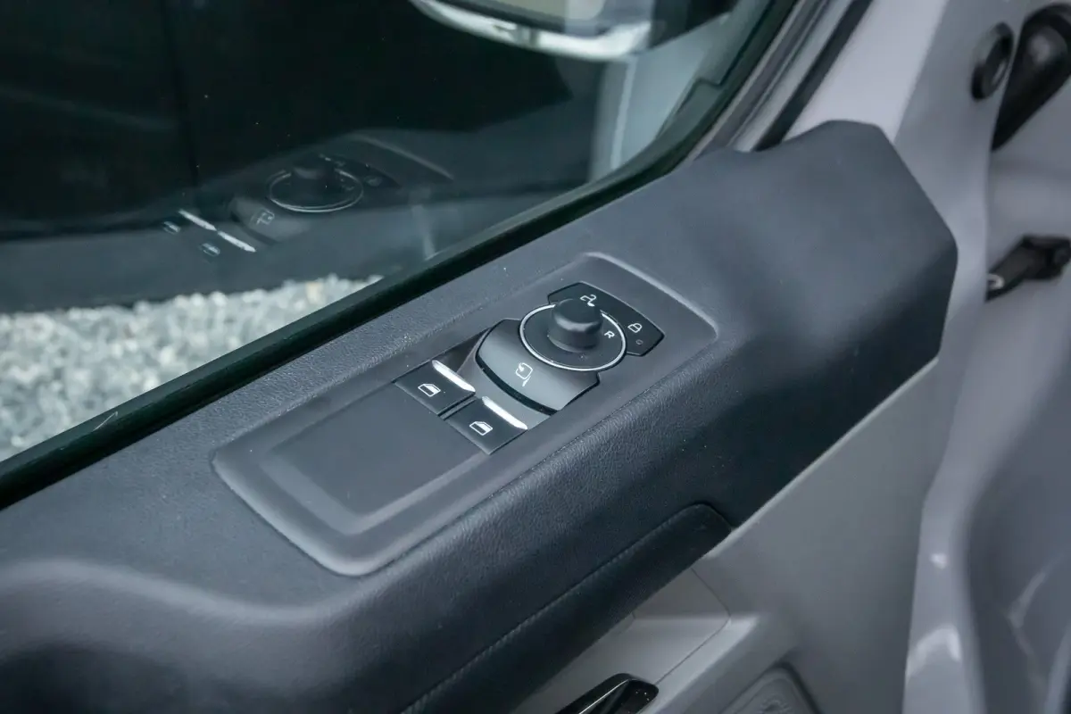 320 2.0 TDCI L2H1 Limited Dealer onderhouden | Achteruitrijcamera | Apple Carplay en Android auto | Treeplanken |