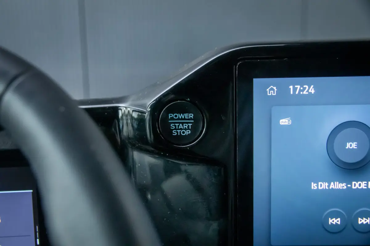 320 2.0 TDCI L2H1 Limited Dealer onderhouden | Achteruitrijcamera | Apple Carplay en Android auto | Treeplanken |